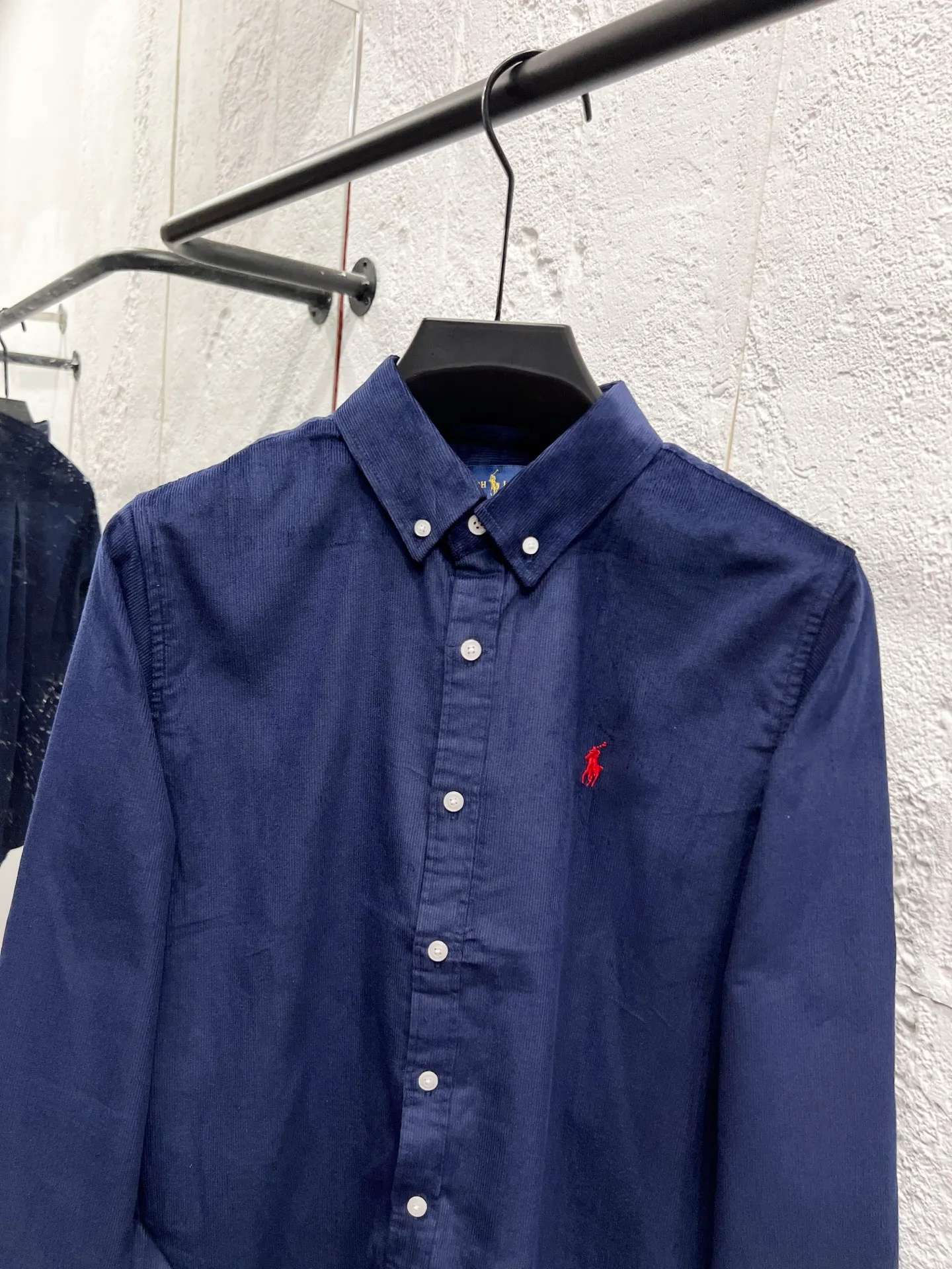 P230 Style number: T60 pure cotton corduroy shirt, black, navy, white, khaki, four colors Size: M (110-125 pounds) L (125-140 pounds) XL (140-155 pounds) 2XL (155-170 pounds) Color: Navy blue